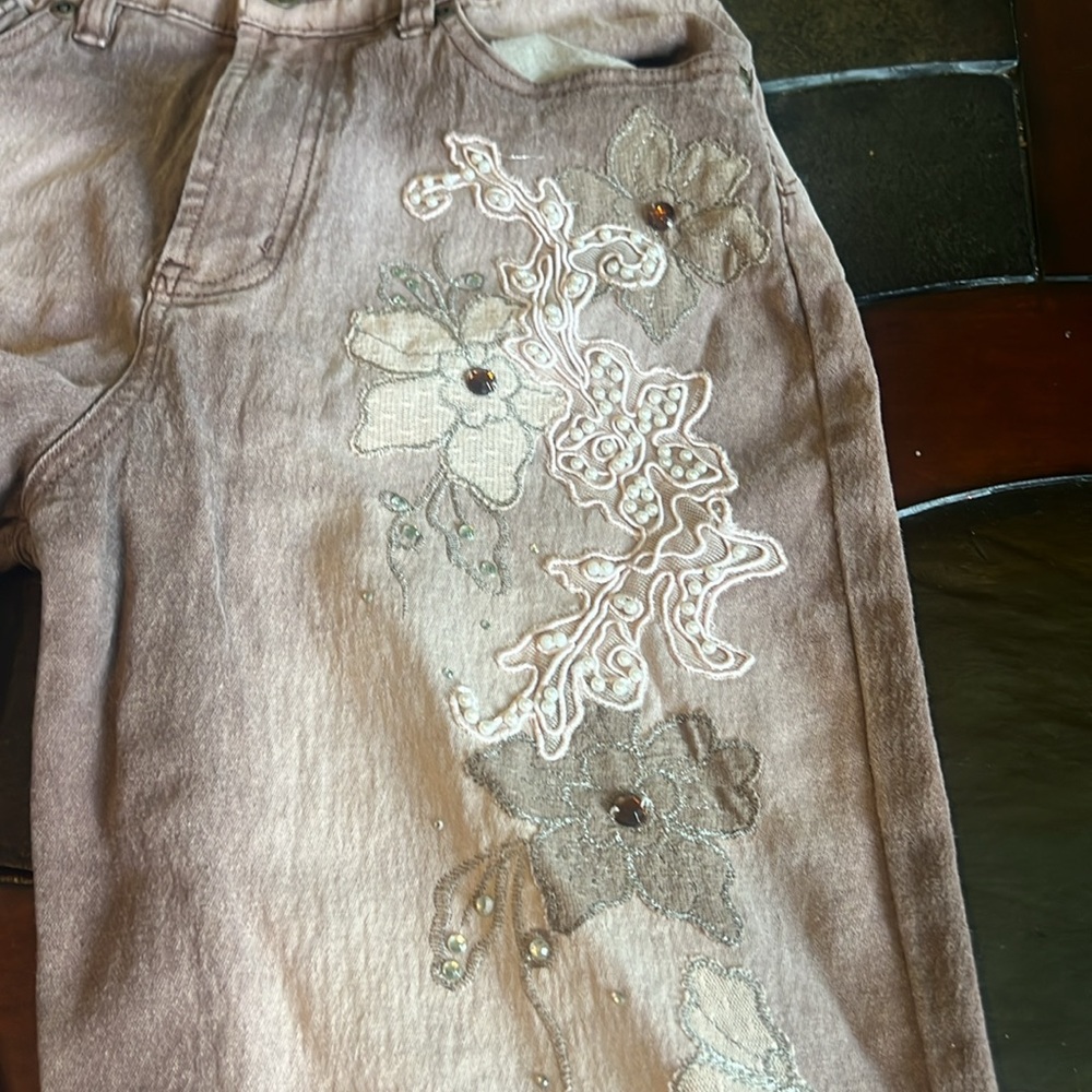 DG2 by Dianne Gilman size 4 has rhinestones & pearls inside of flowers on  legs